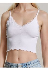 Sinsay - Krótki top z prążkowanej wiskozy z ozodbną koronką przy dekolcie - biały. Kolor: biały. Materiał: wiskoza, prążkowany, koronka. Długość: krótkie. Wzór: koronka
