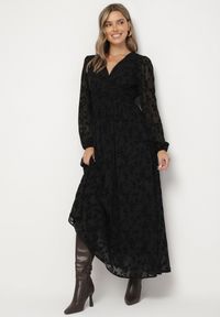 Born2be - Czarna Sukienka Rozkloszowana z Prześwitującymi Wstawkami Ozdobiona Kwiatami Kalabia. Okazja: na imprezę, na co dzień. Kolor: czarny. Materiał: jeans, materiał. Długość rękawa: długi rękaw. Wzór: kwiaty, aplikacja. Styl: casual, elegancki