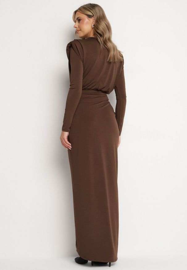 Born2be - Brązowa Koktajlowa Sukienka o Dopasowanym Kroju z Marszczeniem Besiel. Kolor: brązowy. Styl: wizytowy