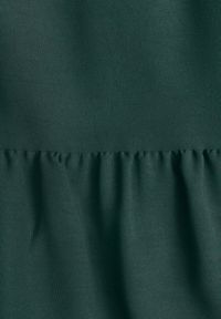 Renee - Ciemnozielona Sukienka z Krótkim Rękawem i Ozdobnymi Falbankami o Rozkloszowanym Kroju Vetesa. Okazja: na co dzień. Typ kołnierza: kołnierz z falbankami. Kolor: zielony. Materiał: jeans, wiskoza. Długość rękawa: krótki rękaw. Typ sukienki: proste. Styl: casual, klasyczny #8