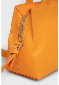 Calvin Klein torebka kolor pomarańczowy. Kolor: pomarańczowy. Materiał: skórzane. Rodzaj torebki: na ramię