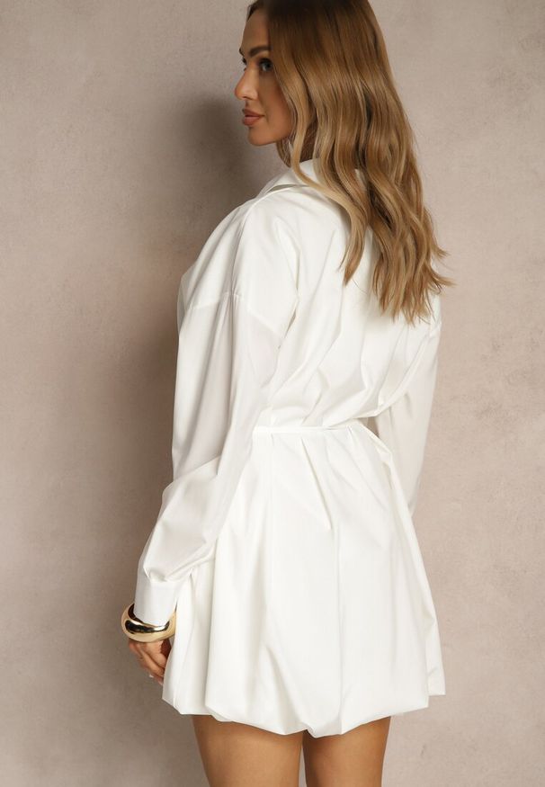 Renee - Biała Sukienka Koszulowa Typu Bombka Ozdobiona Paskiem Lavirivae. Okazja: na co dzień. Kolor: biały. Długość rękawa: długi rękaw. Wzór: aplikacja. Typ sukienki: koszulowe, bombki. Styl: casual, elegancki