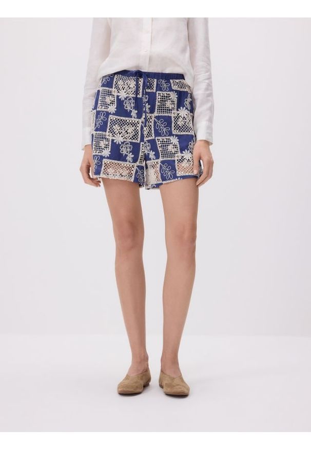 Reserved - Wzorzyste szorty z haftem - wielobarwny. Materiał: bawełna. Wzór: haft