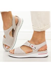 Szare skórzane sandały damskie T.Sokolski 26-31. Okazja: na co dzień. Zapięcie: rzepy. Kolor: szary. Materiał: skóra. Sezon: wiosna, lato. Obcas: na platformie. Styl: casual #1