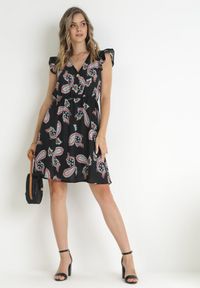 Born2be - Czarna Rozkloszowana Sukienka z Wiskozy we Wzór Paisley Marinetta. Typ kołnierza: kołnierz z falbankami. Kolor: czarny. Materiał: wiskoza. Długość rękawa: bez rękawów. Wzór: paisley #2