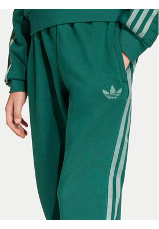 Adidas - adidas Spodnie dresowe Minecraft KE2759 Zielony Loose Fit. Kolor: zielony. Materiał: bawełna