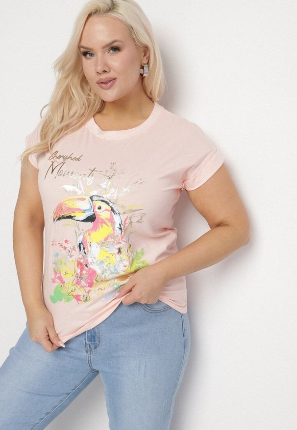 Born2be - Różowy T-shirt z Bawełny z Nadrukiem i Metalicznym Napisem Norsemi. Okazja: na co dzień. Kolor: różowy. Materiał: bawełna. Wzór: napisy, nadruk. Styl: casual