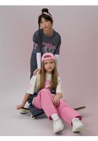 4f - 4F T-shirt loose z nadrukiem dziewczęcy - szary 158/164 (12-14 lat). Okazja: na co dzień. Kolor: szary. Materiał: bawełna, dzianina. Wzór: nadruk. Sezon: lato. Styl: casual #1