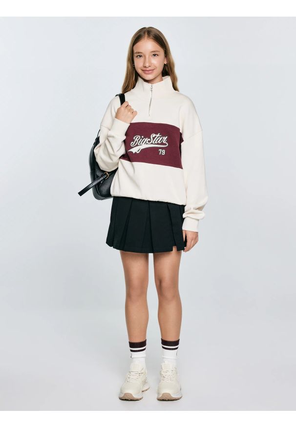 Big-Star - Bluza dziewczęca z krótkim zamkiem kremowa Rossalia 103. Okazja: na spacer, na co dzień, na uczelnię. Kolor: biały. Materiał: dzianina, dresówka. Długość: krótkie. Wzór: aplikacja, haft, ze splotem. Styl: casual