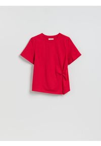 Reserved - T-shirt z ozdobnym detalem - czerwony. Kolor: czerwony. Materiał: dzianina, bawełna