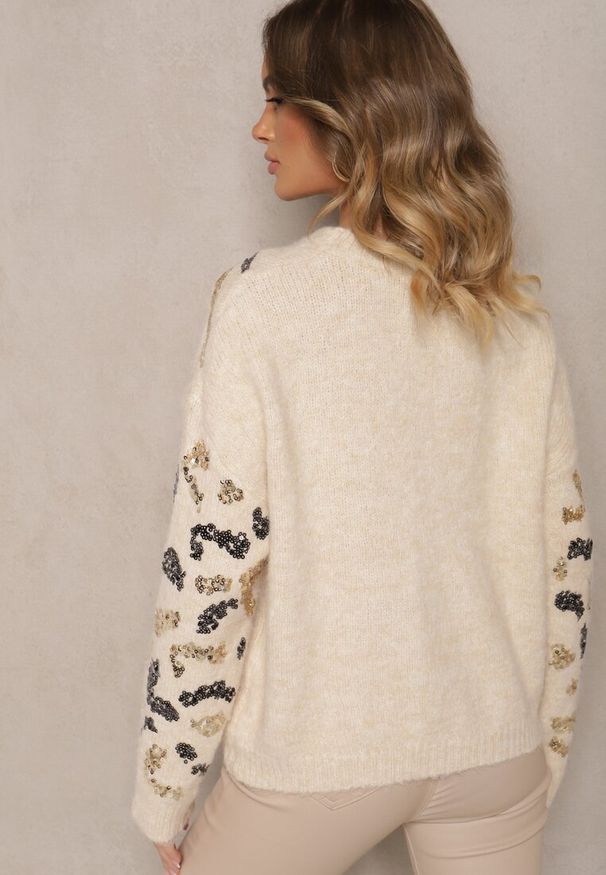 Renee - Jasnobeżowy Sweter z Wełną Ozdobiony Cekinowym Wzorem w Panterkę Issanoria. Okazja: na co dzień. Kolor: beżowy. Materiał: wełna. Długość rękawa: długi rękaw. Długość: długie. Wzór: aplikacja, motyw zwierzęcy. Styl: elegancki, klasyczny, casual