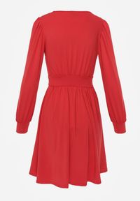 Born2be - Czerwona Sukienka Kopertowa Taliowana Maecenus. Okazja: na co dzień. Typ kołnierza: dekolt w serek. Kolor: czerwony. Materiał: wiskoza. Typ sukienki: kopertowe. Styl: casual, elegancki #5