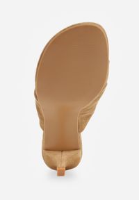 Renee - Ciemnobeżowe Klapki VICES na Kaczuszce o Fasonie Japonek z Paskiem na Palec Tinielle. Okazja: na randkę. Kolor: beżowy. Wzór: aplikacja. Sezon: lato. Obcas: na szpilce. Styl: klasyczny, elegancki. Wysokość obcasa: średni #7