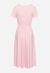 Born2be - Różowa Taliowana Sukienka z Dekoltem na Zakładkę Quimadea. Okazja: na spotkanie biznesowe. Kolor: różowy. Materiał: materiał. Wzór: aplikacja. Styl: elegancki, biznesowy #6