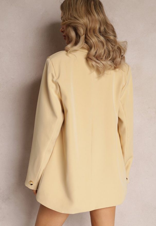 Renee - Beżowa Marynarka z Klapami Ruqae. Kolor: beżowy. Wzór: aplikacja