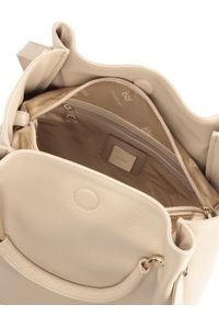 Kazar - Skórzana torebka z metalowymi rączkami. Kolor: beżowy. Materiał: skórzane. Styl: elegancki. Rodzaj torebki: na ramię #5