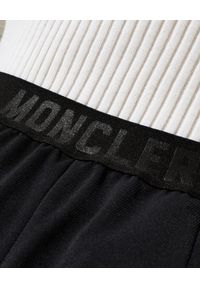 MONCLER - Eleganckie spodnie z kantem. Stan: podwyższony. Kolor: czarny. Materiał: bawełna. Styl: elegancki