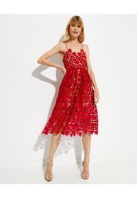 SELF PORTRAIT - Czerwona koronkowa sukienka midi. Kolor: czerwony. Materiał: koronka. Długość rękawa: na ramiączkach. Wzór: koronka. Typ sukienki: rozkloszowane. Długość: midi #1