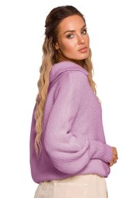 MOE - Luźny sweter z dekoltem V i kołnierzykiem liliowy. Kolor: liliowy. Materiał: jeans. Styl: elegancki