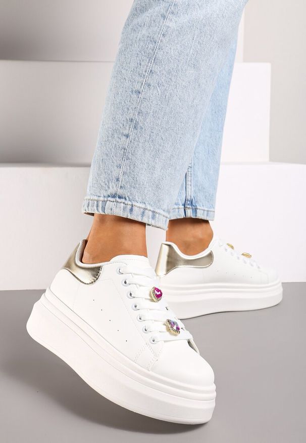 Renee - Biało-Złote Sneakersy na Platformie z Aplikacjami na Sznurówkach Neveahra. Okazja: na co dzień. Nosek buta: okrągły. Zapięcie: sznurówki. Kolor: biały. Materiał: jeans. Wzór: aplikacja. Obcas: na platformie. Wysokość obcasa: niski