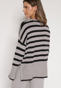 Born2be - Czarno-Szary Sweter o Kroju Oversize z Motywem Pasków Irtusa. Okazja: na co dzień. Kolor: czarny. Materiał: jeans. Styl: casual #6