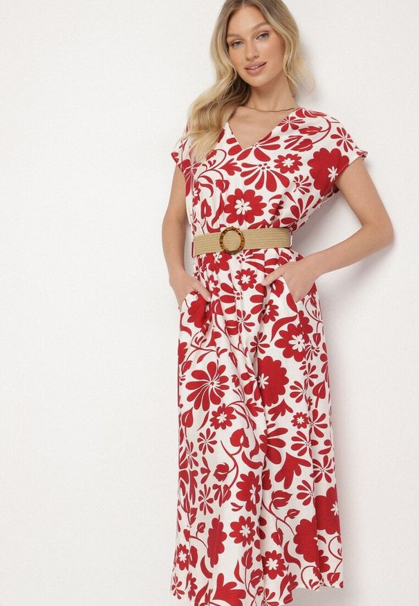 Born2be - Czerwona Wiskozowa Sukienka o Rozkloszowanym Kroju z Ozdobnym Paskiem z Klamrą Zarolena. Okazja: na co dzień, na spacer, na imprezę. Typ kołnierza: dekolt w kształcie V. Kolor: czerwony. Materiał: wiskoza. Sezon: lato. Typ sukienki: rozkloszowane. Styl: elegancki, casual