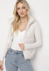 Born2be - Biała Kamizelka z Odpinanym Kapturem i Kieszeniami Pikowana Aggevia. Kolor: biały #7
