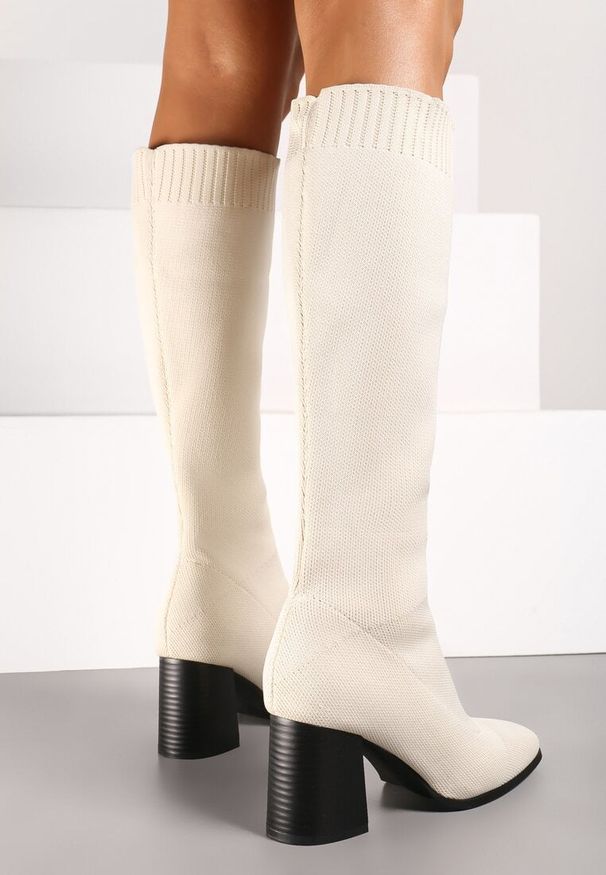 Born2be - Beżowe Kozaki na Obcasie ze Skarpetową Cholewką Innoriellea. Okazja: na co dzień, na spotkanie biznesowe. Kolor: beżowy. Materiał: dzianina, jeans. Szerokość cholewki: normalna. Sezon: zima. Obcas: na obcasie. Styl: biznesowy, casual, elegancki. Wysokość obcasa: średni