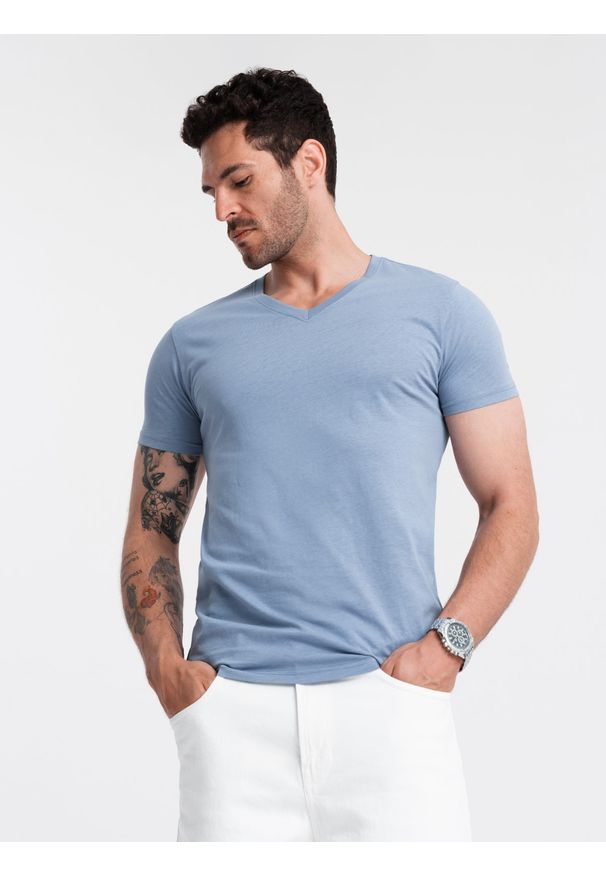 Ombre Clothing - Klasyczna męska bawełniana koszulka z dekoltem w serek BASIC – niebieska V20 - Rozmiar: M. Typ kołnierza: dekolt w serek. Kolor: niebieski. Materiał: bawełna. Wzór: ze splotem, jednolity. Styl: klasyczny