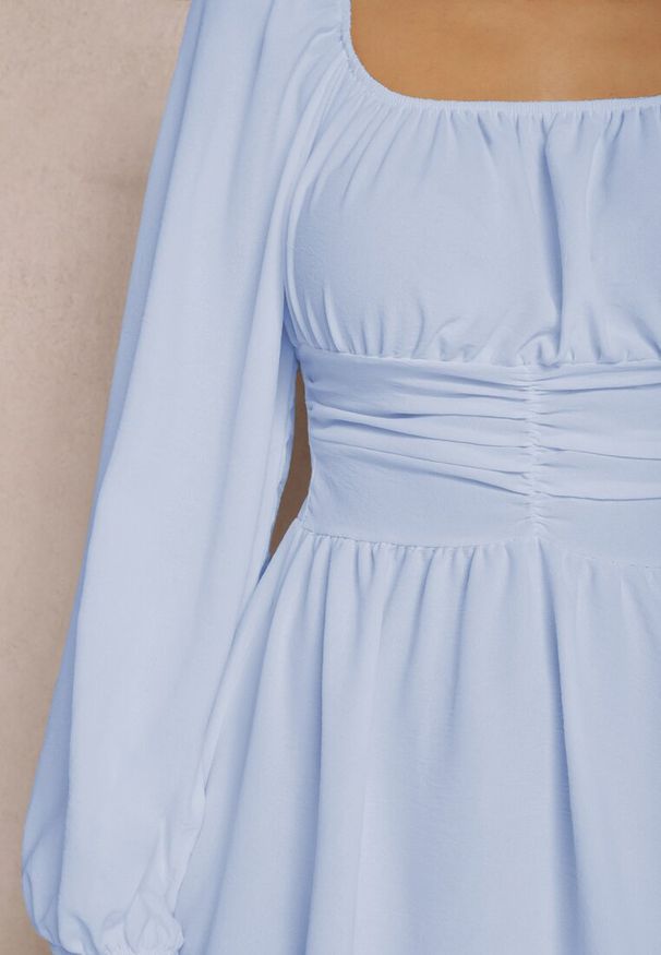 Renee - Niebieska Sukienka Megadia. Typ kołnierza: dekolt kwadratowy. Kolor: niebieski. Typ sukienki: rozkloszowane. Styl: klasyczny