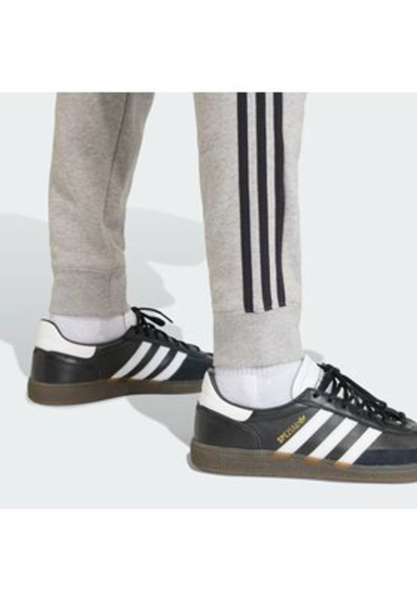 Adidas - adidas Spodnie dresowe 3-Stripes KE2428 Szary Slim Fit. Kolor: szary. Materiał: bawełna