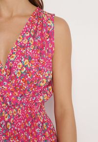 Born2be - Fuksjowa Wiskozowa Sukienka w Kwiaty z Kopertową Górą Nervila. Kolor: różowy. Materiał: wiskoza. Wzór: kwiaty. Typ sukienki: kopertowe #6