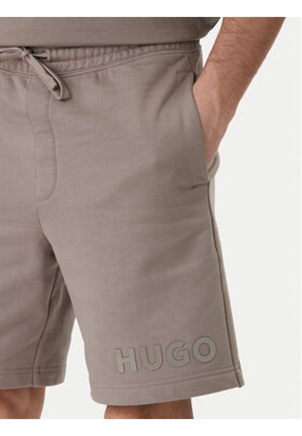 Hugo - HUGO Szorty sportowe Dinkoe 50535260 Beżowy Relaxed Fit. Kolor: beżowy. Materiał: bawełna. Styl: sportowy