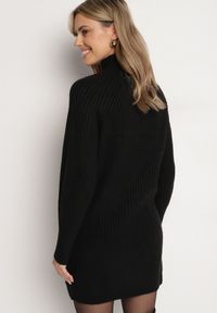 Born2be - Czarna Sweterkowa Sukienka z Półgolfem i Wełną o Pudełkowym Kroju Norienne. Okazja: na co dzień. Kolor: czarny. Materiał: wełna. Długość rękawa: długi rękaw. Styl: casual, elegancki #2