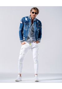 GUNS & TUXEDOS - Jeansowa kurtka z przetarciami Brickell. Kolor: niebieski. Materiał: jeans. Wzór: aplikacja. Sezon: lato, wiosna. Styl: elegancki #3
