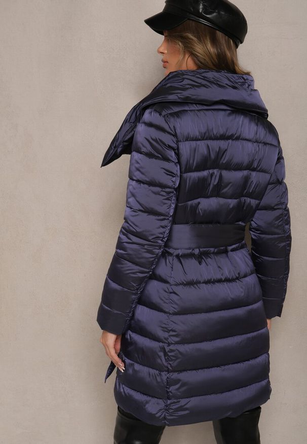 Renee - Granatowa Kurtka Dagiel. Typ kołnierza: bez kaptura. Kolor: niebieski. Długość rękawa: długi rękaw. Długość: długie. Wzór: aplikacja. Sezon: zima. Styl: elegancki