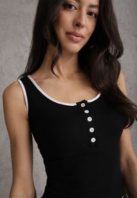 Renee - Czarny Prążkowany Top z Bawełny Ozdobiony Guzikami przy Dekolcie Beralissa. Okazja: na co dzień. Kolor: czarny. Materiał: prążkowany, bawełna. Wzór: aplikacja. Styl: casual #2