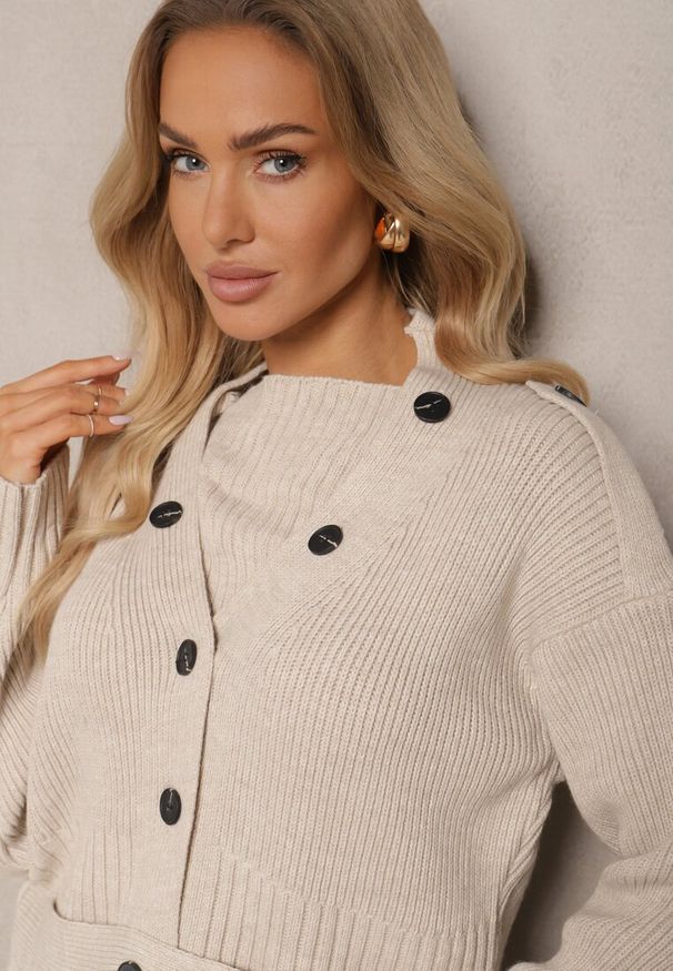Renee - Jasnobeżowy Klasyczny Kardigan z Ozdobnym Paskiem z Guzikami w Talii Tilika. Okazja: na co dzień. Kolor: beżowy. Materiał: jeans. Sezon: lato, wiosna. Styl: klasyczny