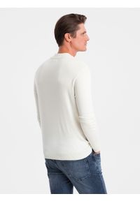 Ombre Clothing - Męski dzianinowy półgolf z wiskozą – kremowy V4 OM-SWTN-0100 - XXL. Okazja: na co dzień. Kolor: kremowy. Materiał: dzianina, wiskoza. Wzór: gładki, jednolity. Styl: klasyczny, elegancki, casual #4