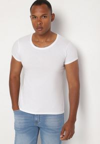 Born2be - Biały Klasyczny T-shirt z Bawełny Fodena. Okazja: na co dzień. Kolor: biały. Materiał: bawełna. Styl: klasyczny #3