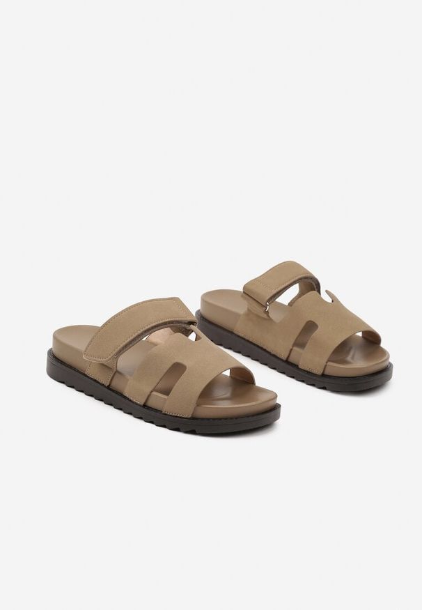 Renee - Ciemnobeżowe Klapki z Geometryczną Cholewką Tatosinea. Okazja: na imprezę, na plażę. Kolor: beżowy. Materiał: jeans. Wzór: geometria. Obcas: na platformie