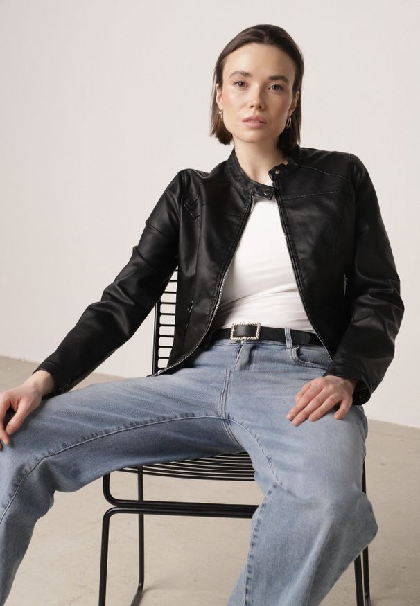 Born2be - Czarna Gładka Kurtka Ramoneska o Taliowanym Kroju Tessalin. Okazja: na co dzień. Kolor: czarny. Materiał: poliester, jeans. Wzór: gładki. Styl: casual