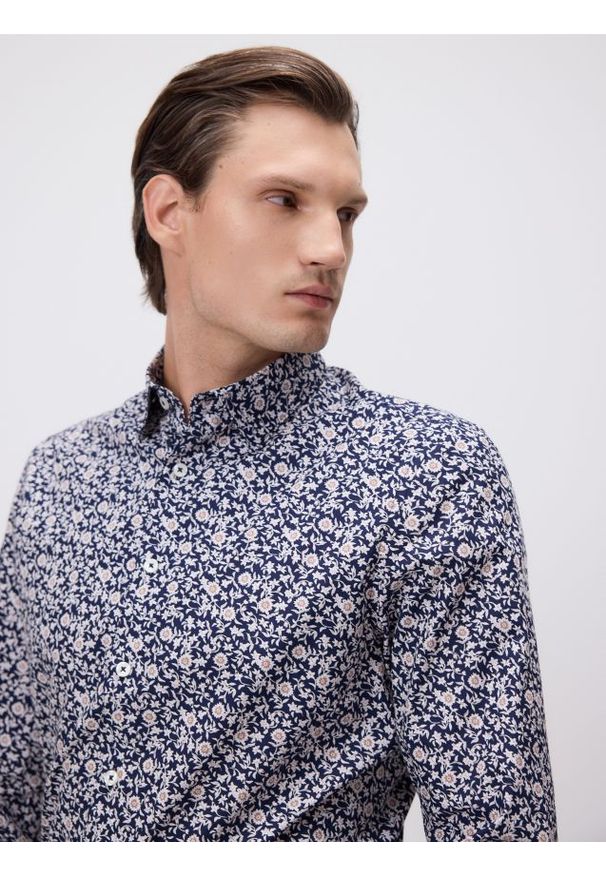 Reserved - Koszula slim fit w drobne kwiaty - granatowy. Kolor: niebieski. Materiał: tkanina, bawełna. Wzór: kwiaty