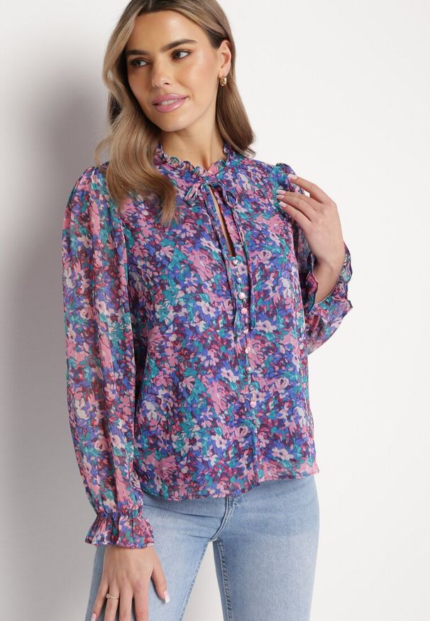 Born2be - Niebiesko-Fioletowa Koszula z Siateczki w Kwiaty z Wiązaną Stójką Haliren. Typ kołnierza: kołnierzyk stójkowy. Kolor: niebieski. Materiał: tkanina. Wzór: kwiaty