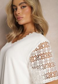 Renee - Biała Pudełkowa Sukienka Mini z Koronkowymi Wykończeniami Oirelyn. Kolor: biały. Materiał: koronka. Sezon: lato. Długość: mini