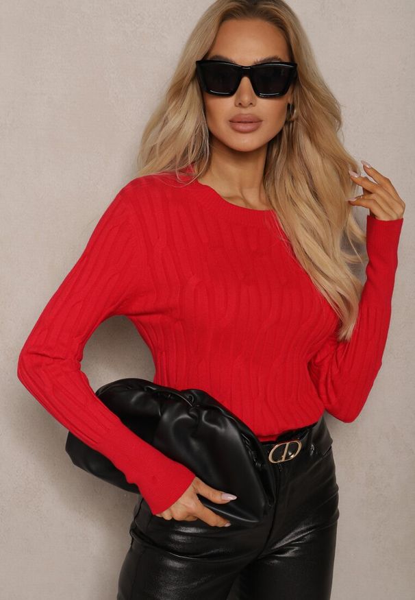 Renee - Czerwony Sweter z Wiskozą i Ozdobnym Splotem Saviana. Okazja: na co dzień. Kolor: czerwony. Materiał: wiskoza. Wzór: ze splotem. Styl: casual, elegancki