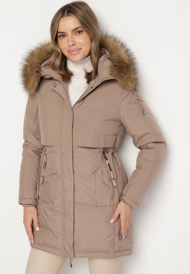 Born2be - Ciemnobeżowa Casualowa Kurtka Parka z Kapturem z Futerkiem Nallorea. Okazja: na co dzień. Typ kołnierza: kaptur. Kolor: beżowy. Materiał: futro. Styl: casual
