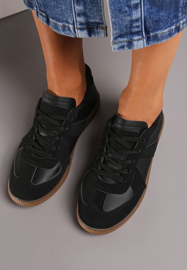 Born2be - Czarne Sznurowane Sneakersy na Płaskiej Podeszwie z Ozdobnymi Elementami z Ekoskóry Eladora. Okazja: na co dzień, do pracy, na spotkanie biznesowe. Zapięcie: sznurówki. Kolor: czarny. Materiał: jeans, materiał. Obcas: na płaskiej podeszwie