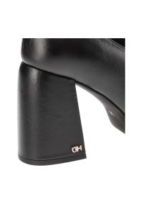 Czarne Półbuty CheBello Wygodne Skórzane Buty. Okazja: na randkę, na spotkanie biznesowe. Zapięcie: klamry. Kolor: czarny. Materiał: skóra. Obcas: na obcasie. Styl: klasyczny, elegancki, biznesowy. Wysokość obcasa: niski #8