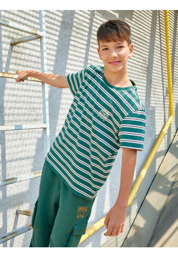 Big-Star - Koszulka chłopięca w paski zielona Sewer 304. Kolor: zielony. Materiał: dresówka, skóra, jeans, dzianina, materiał. Wzór: paski. Styl: klasyczny